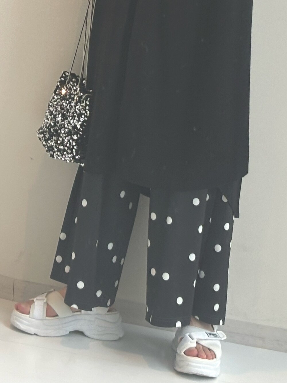 ブラック系のTシャツ/カットソー、ブラック系のパンツを着用したレディースの春コーディネートの4枚目の写真