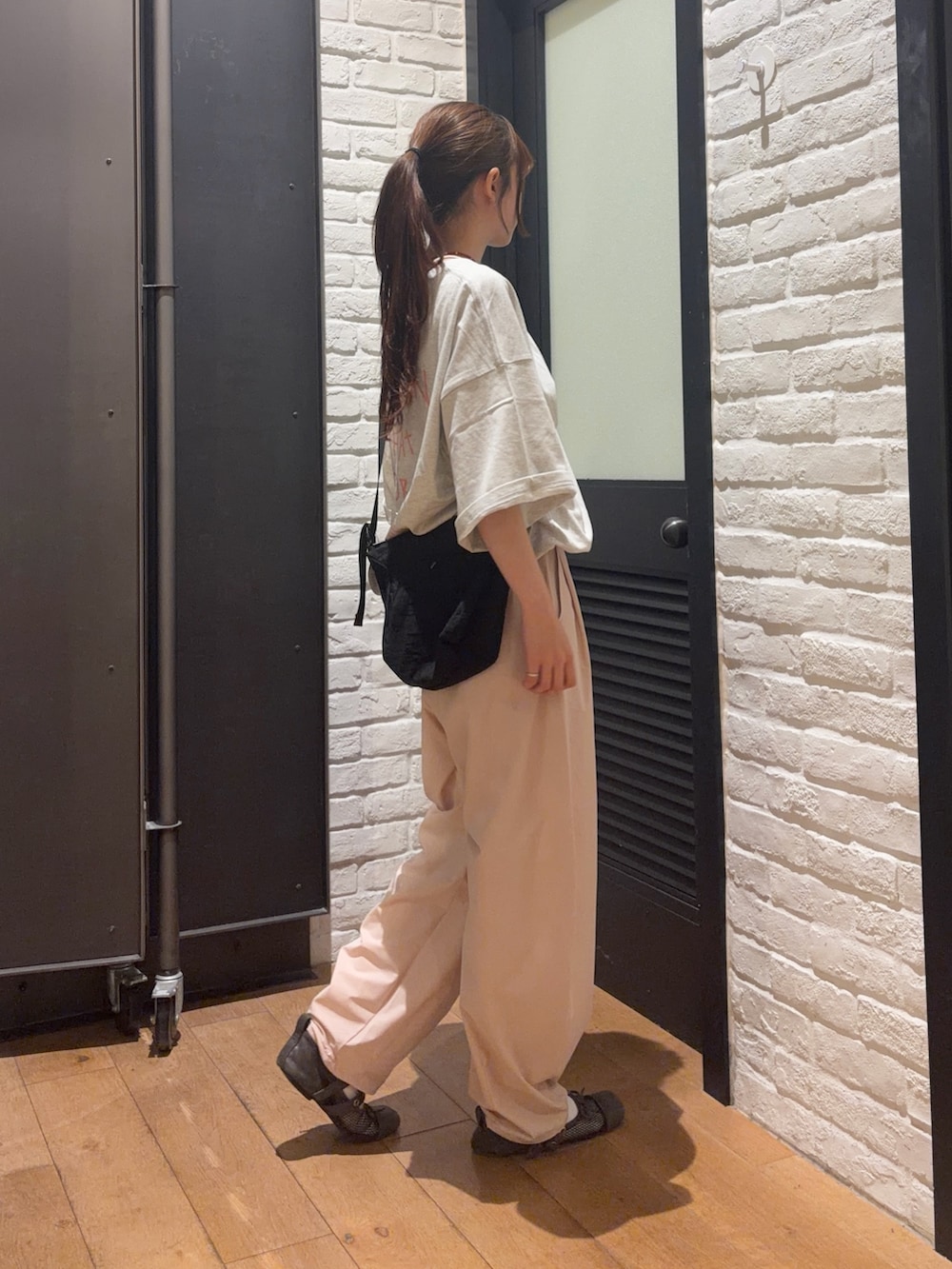 ピンク系のその他パンツ、グレー系のTシャツ/カットソー、ブラック系のショルダーバッグを着用したレディースの夏コーディネートの2枚目の写真