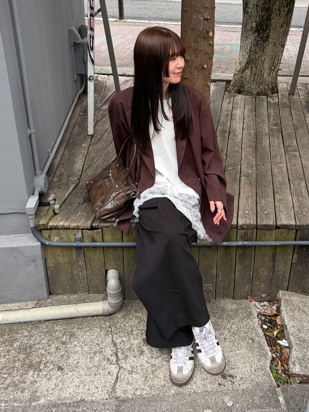 ブラウン系のショルダーバッグ、ホワイト系のTシャツ/カットソー、ブラウン系のテーラードジャケットを着用したレディースの春コーディネートの5枚目の写真