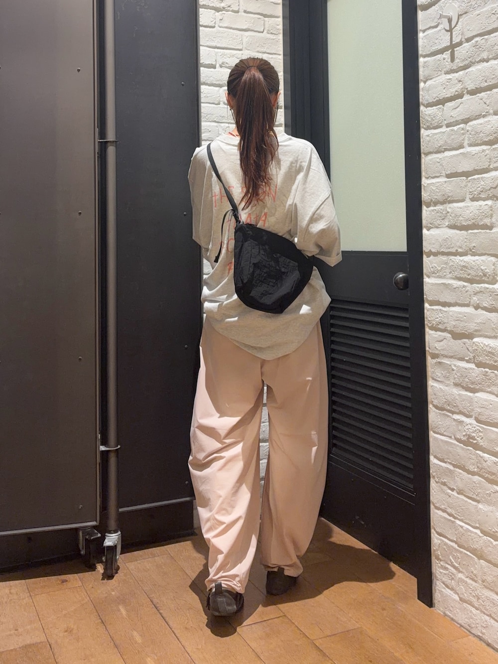 ピンク系のその他パンツ、グレー系のTシャツ/カットソー、ブラック系のショルダーバッグを着用したレディースの夏コーディネートの3枚目の写真