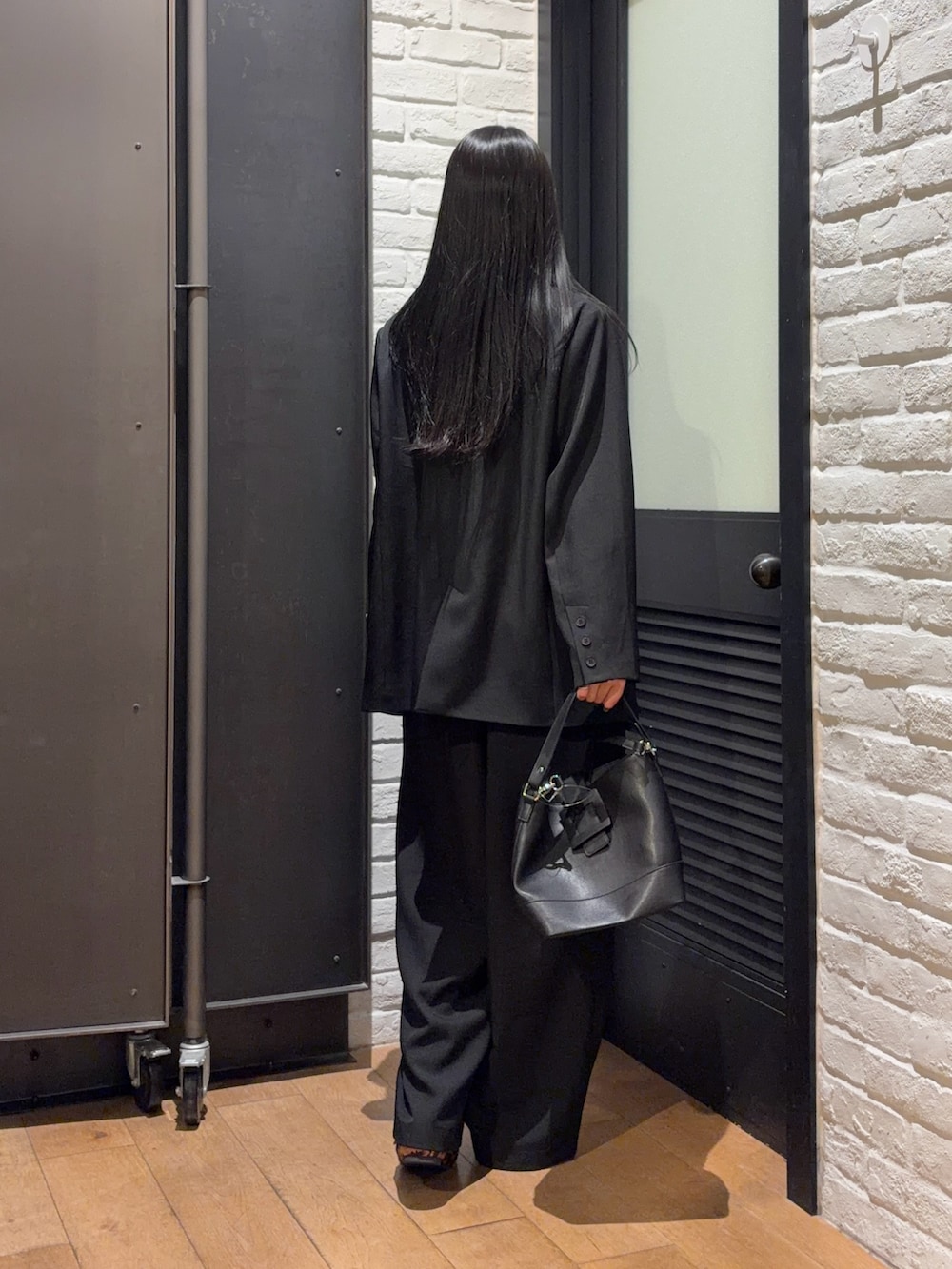 その他のバレエシューズ、ブラック系のその他パンツ、ブラック系のショルダーバッグを着用したレディースの春コーディネートの4枚目の写真