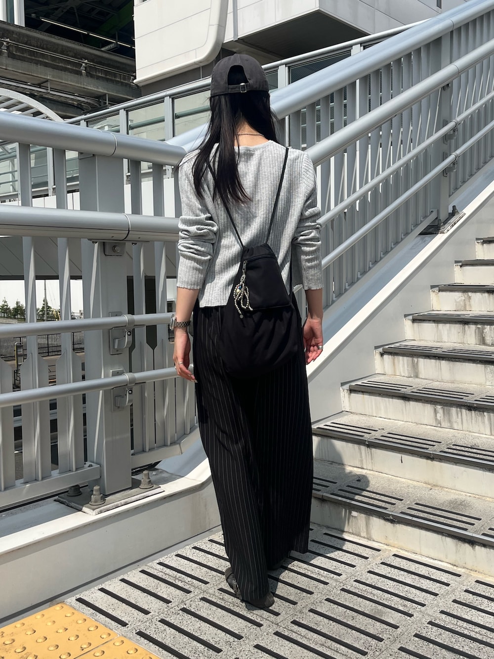 ブラック系のスラックス、ブラック系のキャミソール、グレー系のカーディガン/ボレロを着用したレディースの秋コーディネートの4枚目の写真