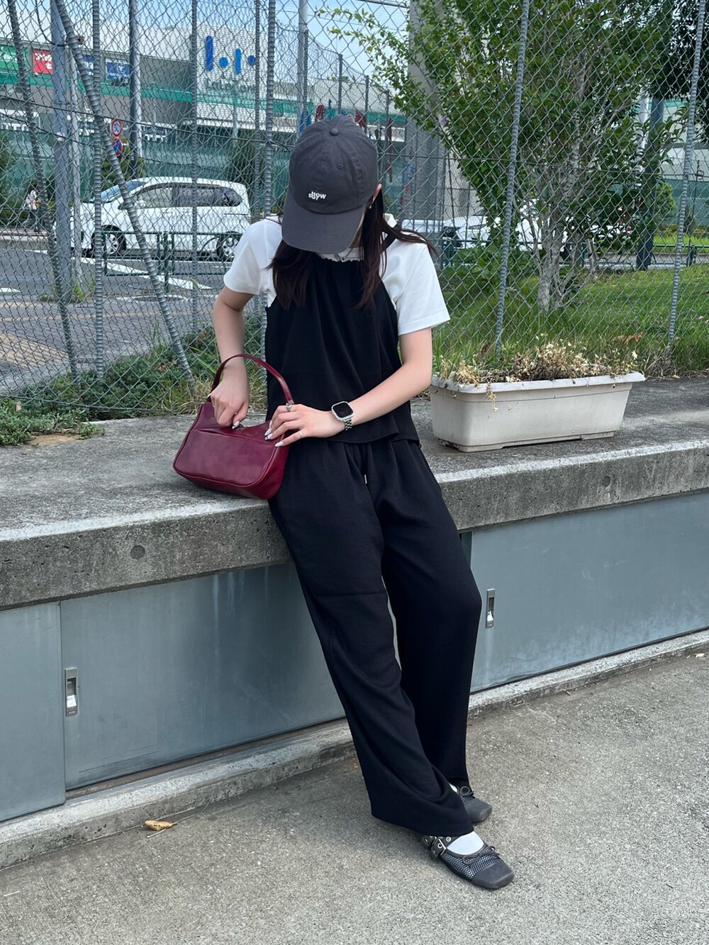 ブラック系のキャミソール、ホワイト系のTシャツ/カットソー、レッド系のハンドバッグを着用したレディースの夏コーディネートの3枚目の写真