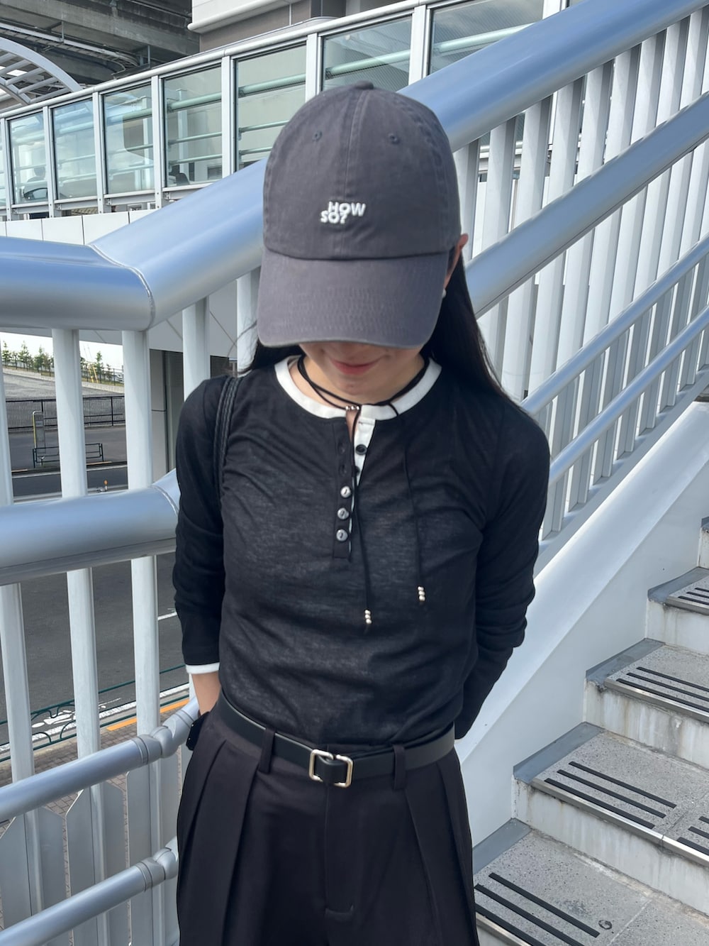 ブラック系のバックパック/リュック、ブラック系のTシャツ/カットソー、ブラック系のスラックスを着用したレディースの秋コーディネートの3枚目の写真