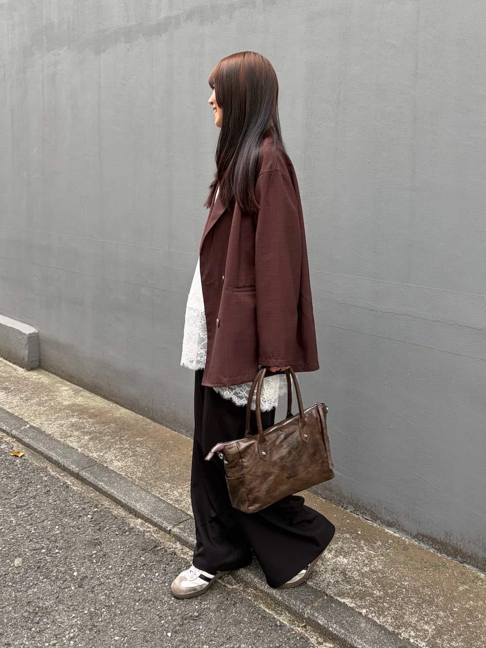 ブラウン系のショルダーバッグ、ホワイト系のTシャツ/カットソー、ブラウン系のテーラードジャケットを着用したレディースの春コーディネートの4枚目の写真