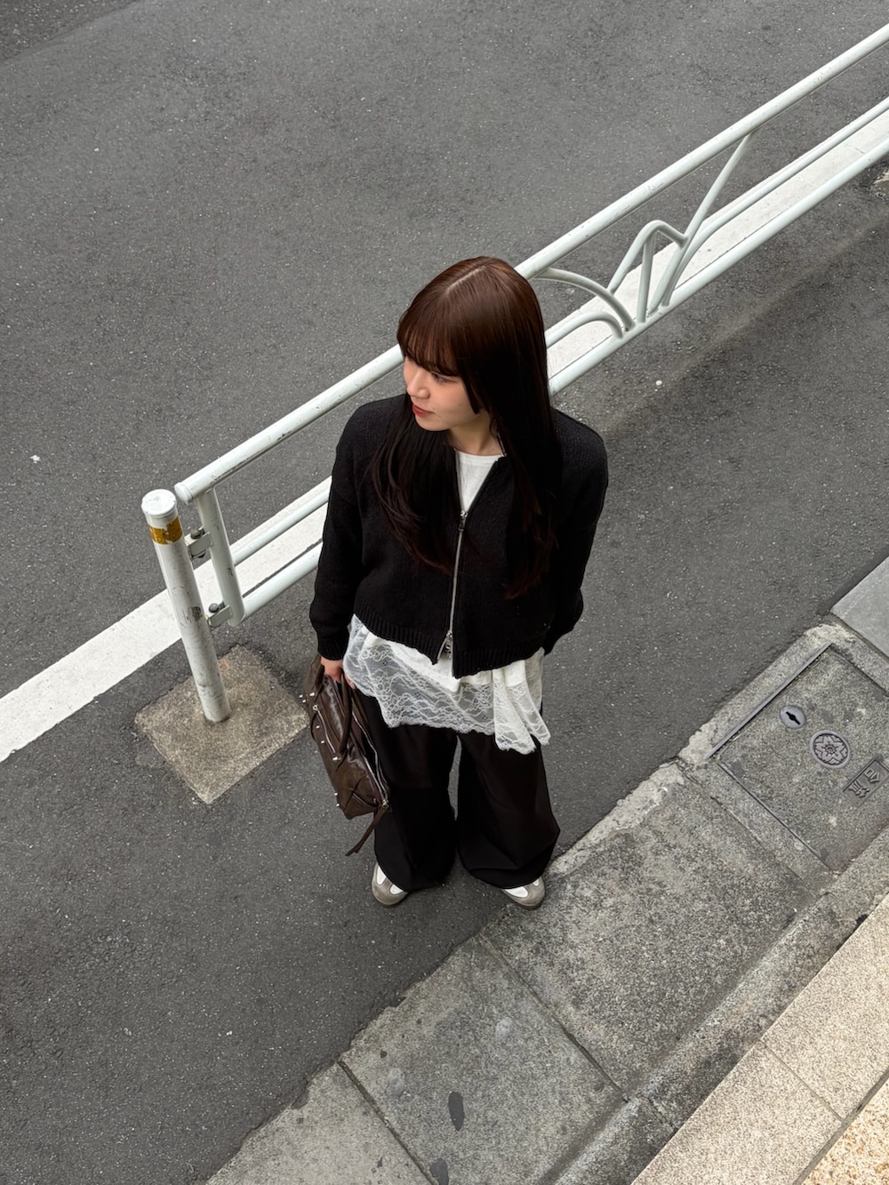 ホワイト系のTシャツ/カットソー、ブラック系のスラックス、ブラウン系のショルダーバッグを着用したレディースの春コーディネートの5枚目の写真