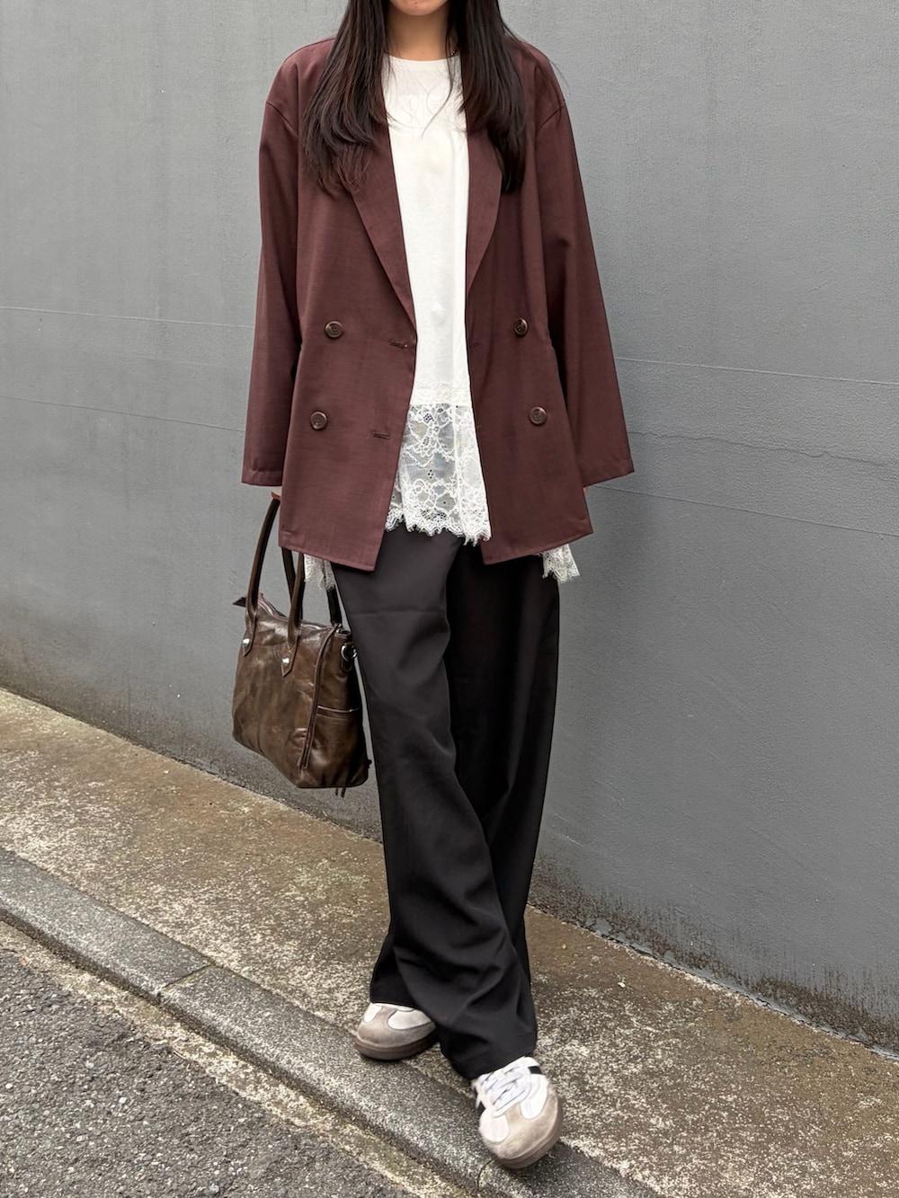 ブラウン系のショルダーバッグ、ホワイト系のTシャツ/カットソー、ブラウン系のテーラードジャケットを着用したレディースの春コーディネートの3枚目の写真