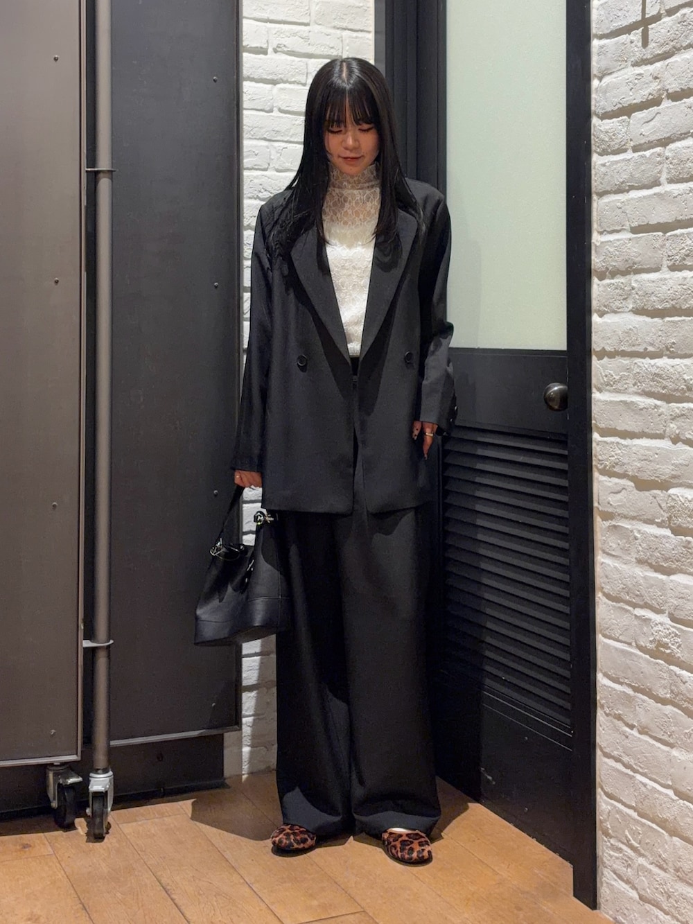 その他のバレエシューズ、ブラック系のその他パンツ、ブラック系のショルダーバッグを着用したレディースの春コーディネートの3枚目の写真