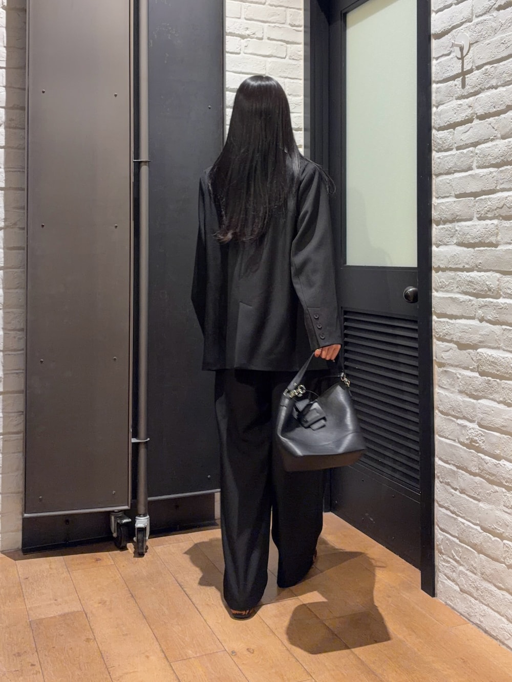 その他のバレエシューズ、ブラック系のその他パンツ、ブラック系のショルダーバッグを着用したレディースの春コーディネートの2枚目の写真