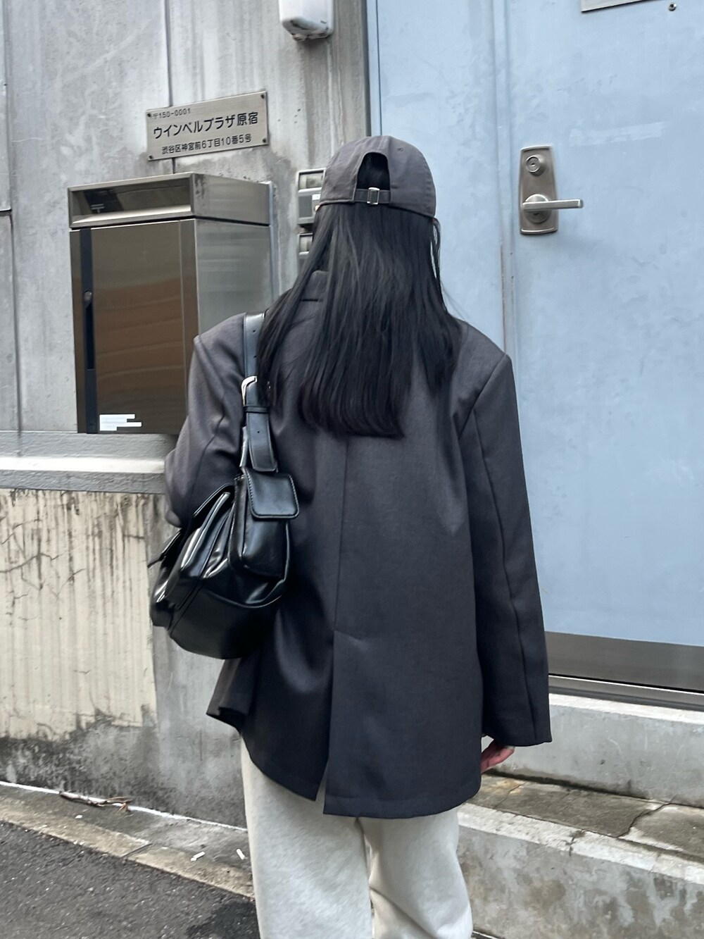 ホワイト系のスウェットパンツ、ブラック系のショルダーバッグ、ブラック系のTシャツ/カットソーを着用したレディースの秋コーディネートの4枚目の写真