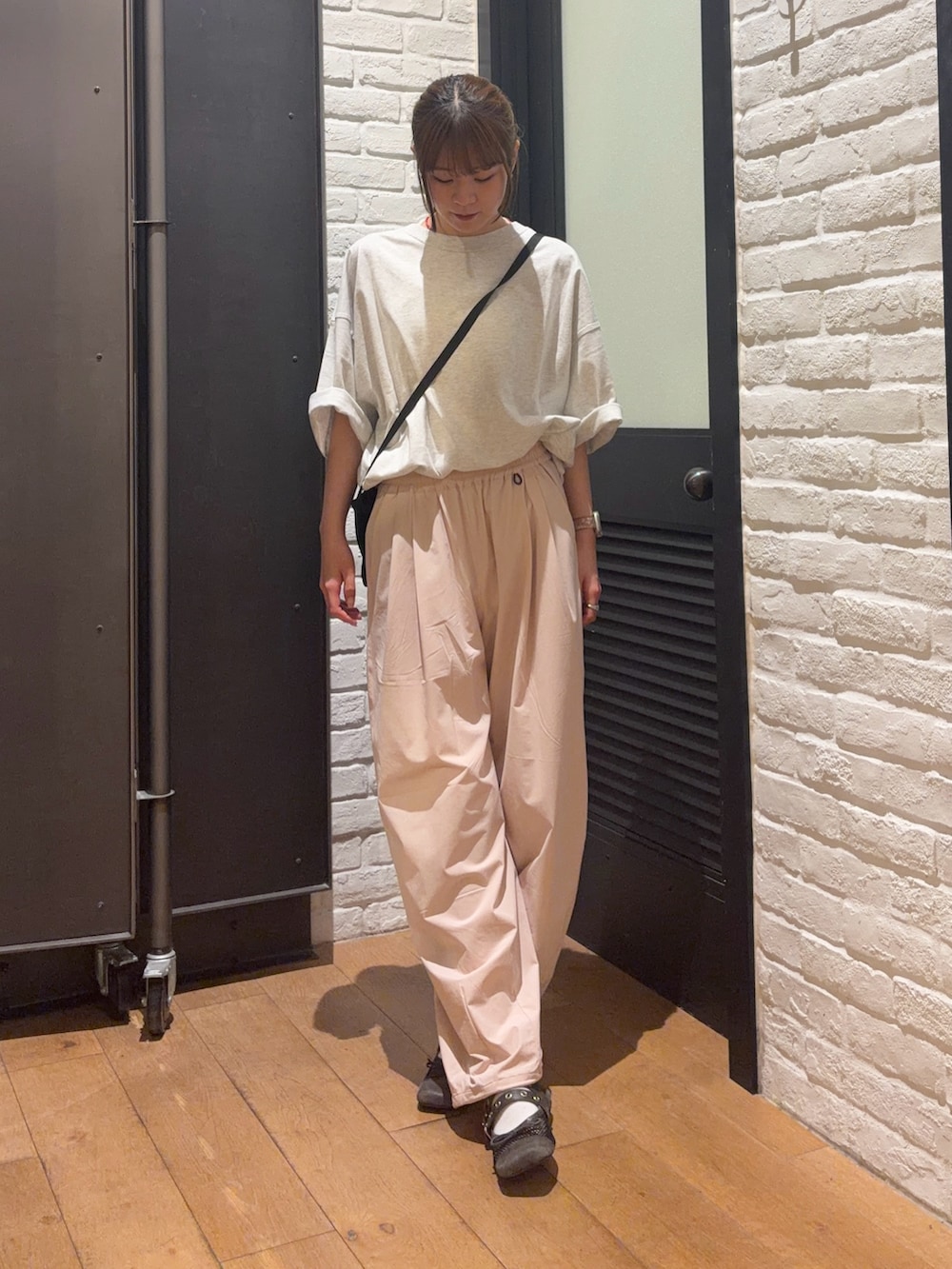 ピンク系のその他パンツ、グレー系のTシャツ/カットソー、ブラック系のショルダーバッグを着用したレディースの夏コーディネートの4枚目の写真