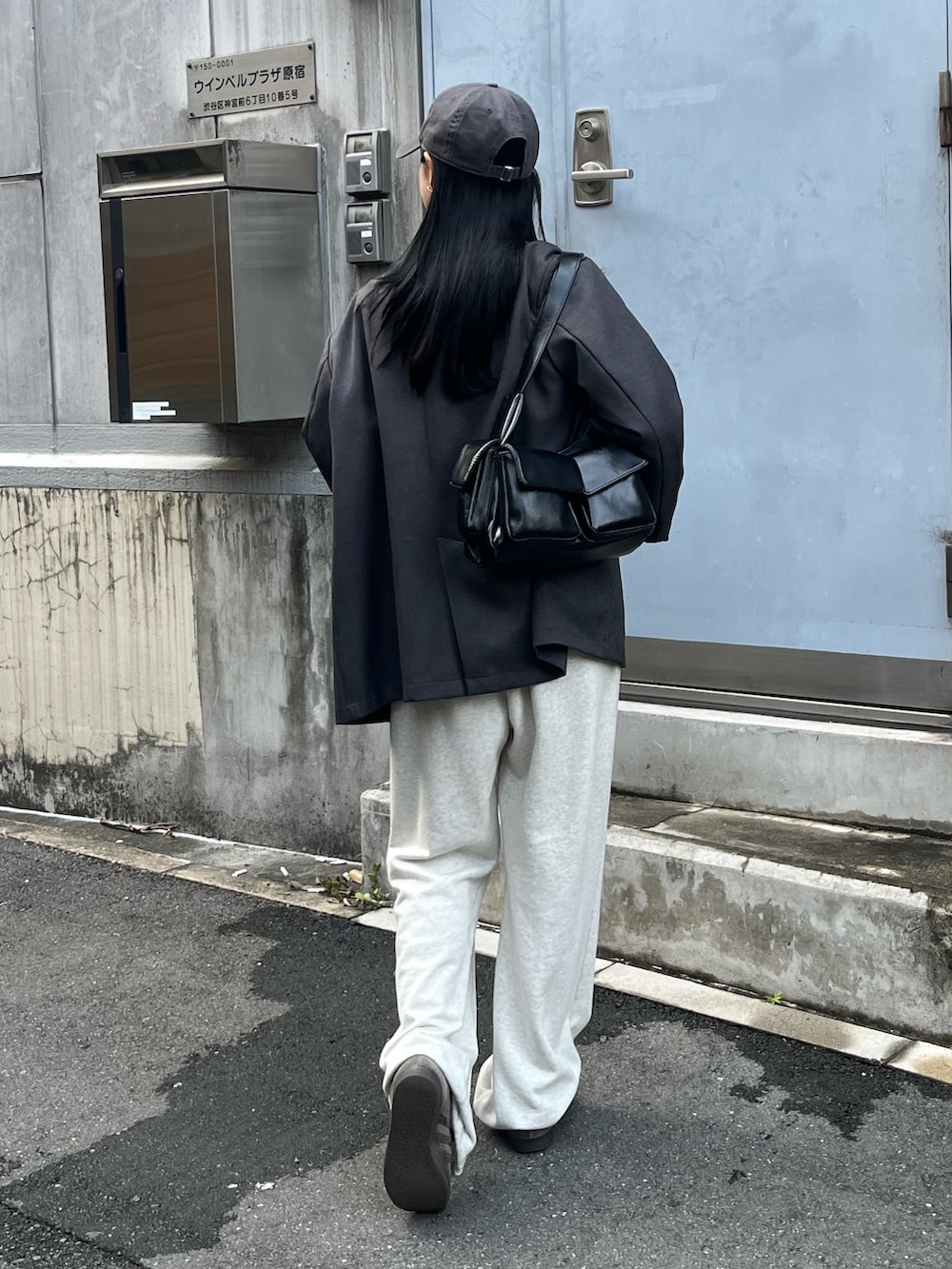 ホワイト系のスウェットパンツ、ブラック系のショルダーバッグ、ブラック系のTシャツ/カットソーを着用したレディースの秋コーディネートの2枚目の写真