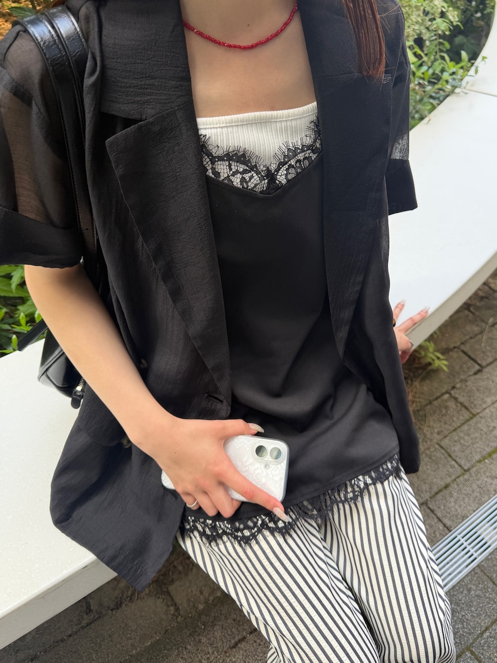 ブラック系のサンダル、ブルー系のその他パンツ、ブラック系のシャツ/ブラウスを着用したレディースの夏コーディネートの3枚目の写真