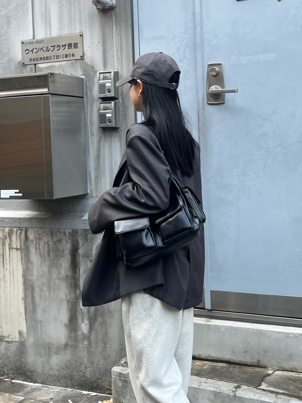 ホワイト系のスウェットパンツ、ブラック系のショルダーバッグ、ブラック系のTシャツ/カットソーを着用したレディースの秋コーディネートの5枚目の写真