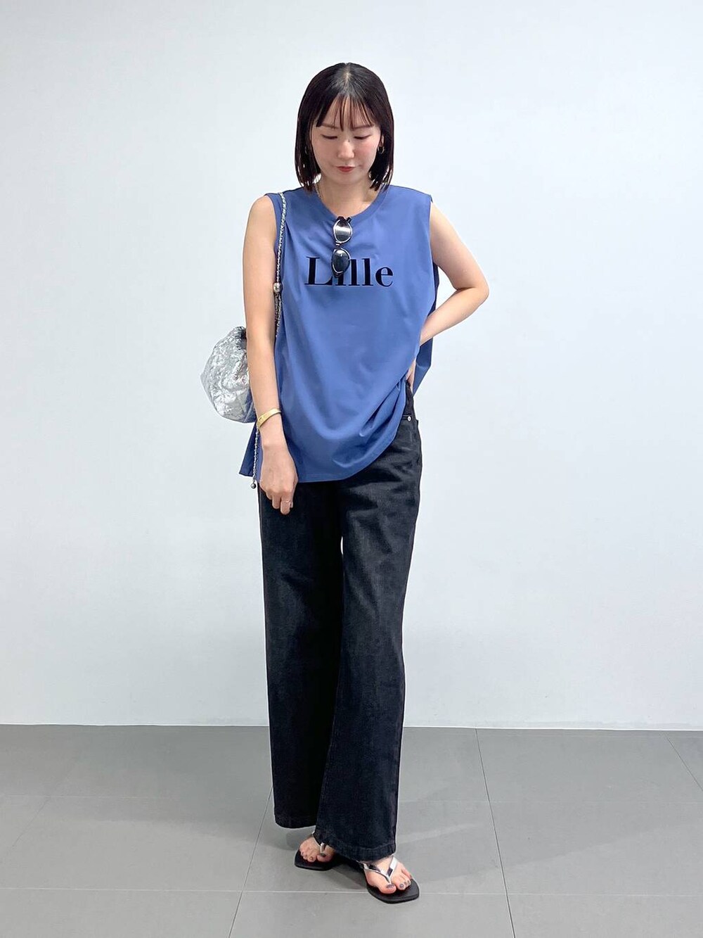 その他のサンダル、ブラック系のデニムパンツ、ブルー系のTシャツ/カットソーを着用したレディースの夏コーディネートの2枚目の写真
