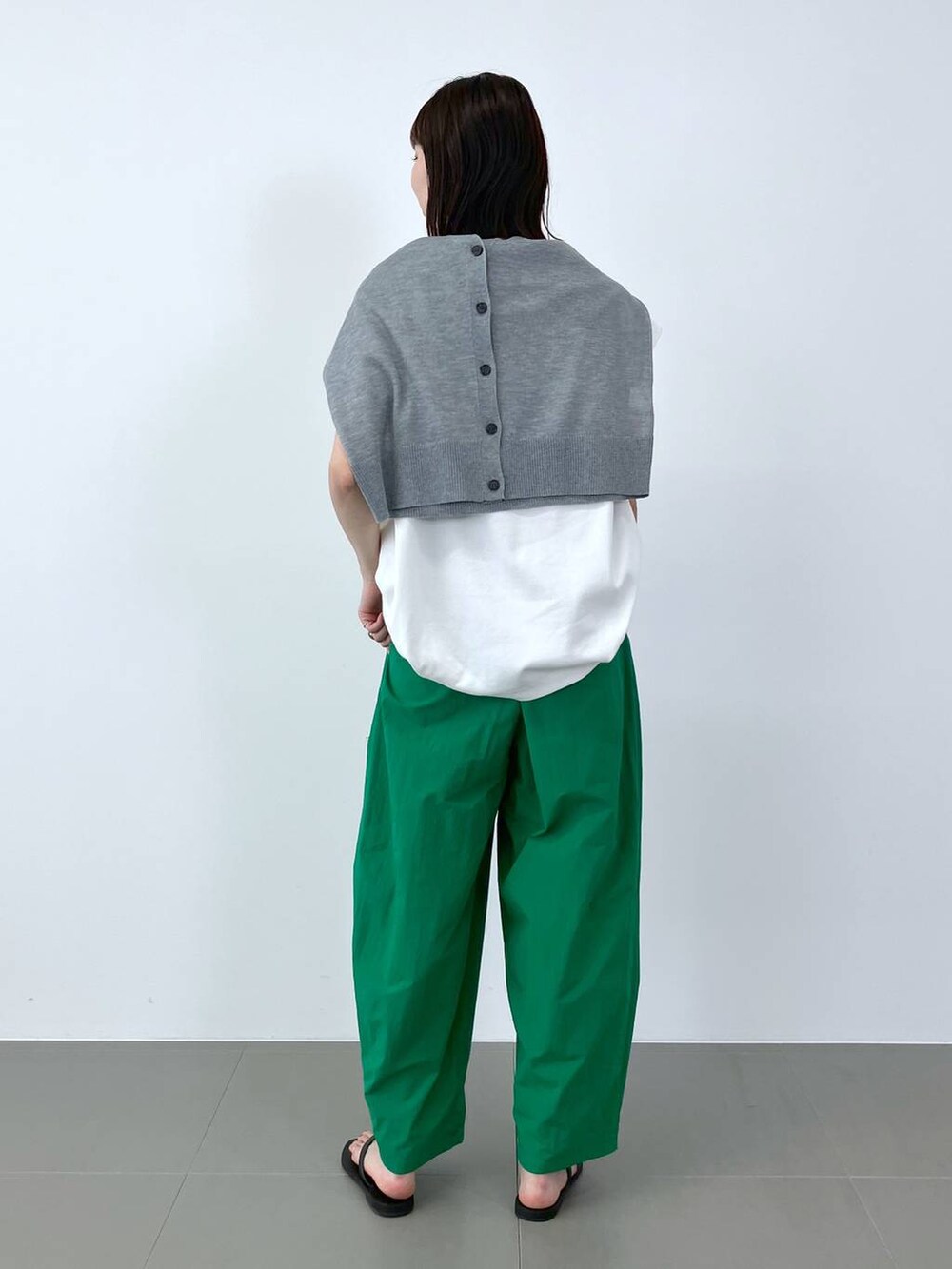 グリーン系のその他パンツ、ブラック系のサンダル、ホワイト系のTシャツ/カットソーを着用したレディースの夏コーディネートの2枚目の写真