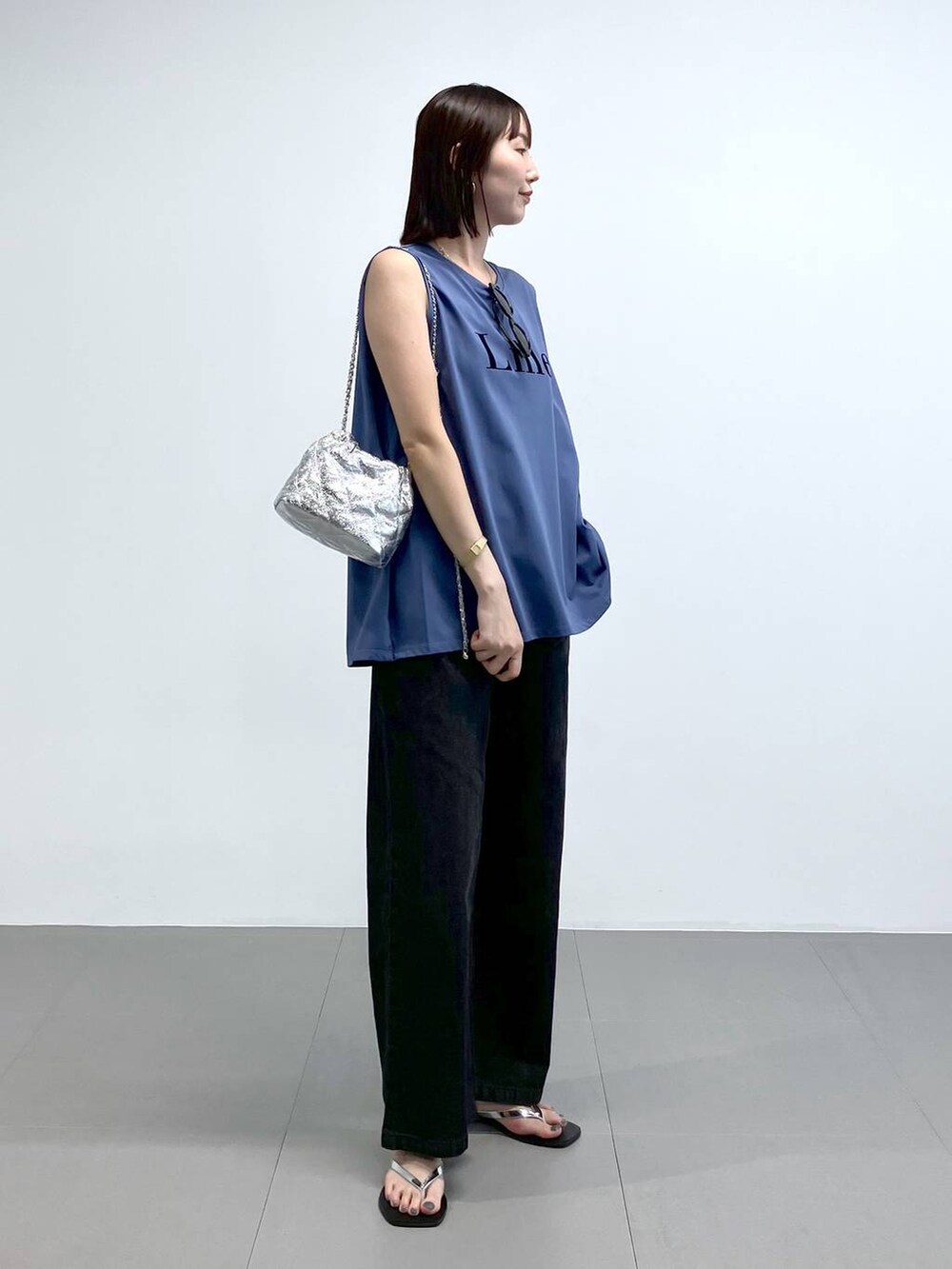 その他のサンダル、ブラック系のデニムパンツ、ブルー系のTシャツ/カットソーを着用したレディースの夏コーディネートの3枚目の写真