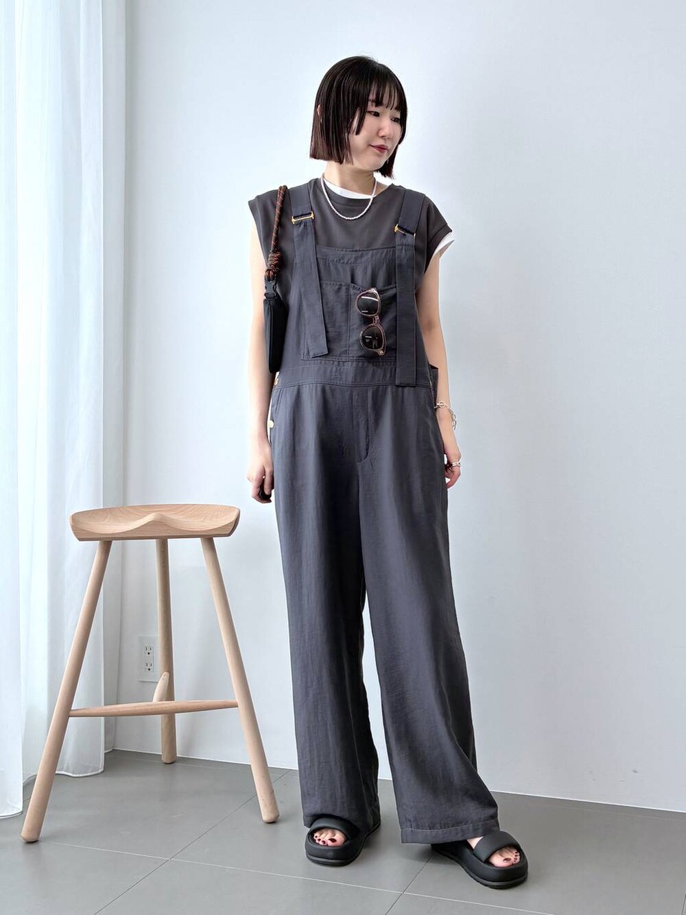 ブラック系のサンダル、グレー系のTシャツ/カットソー、ホワイト系のTシャツ/カットソーを着用したレディースの春コーディネートの3枚目の写真