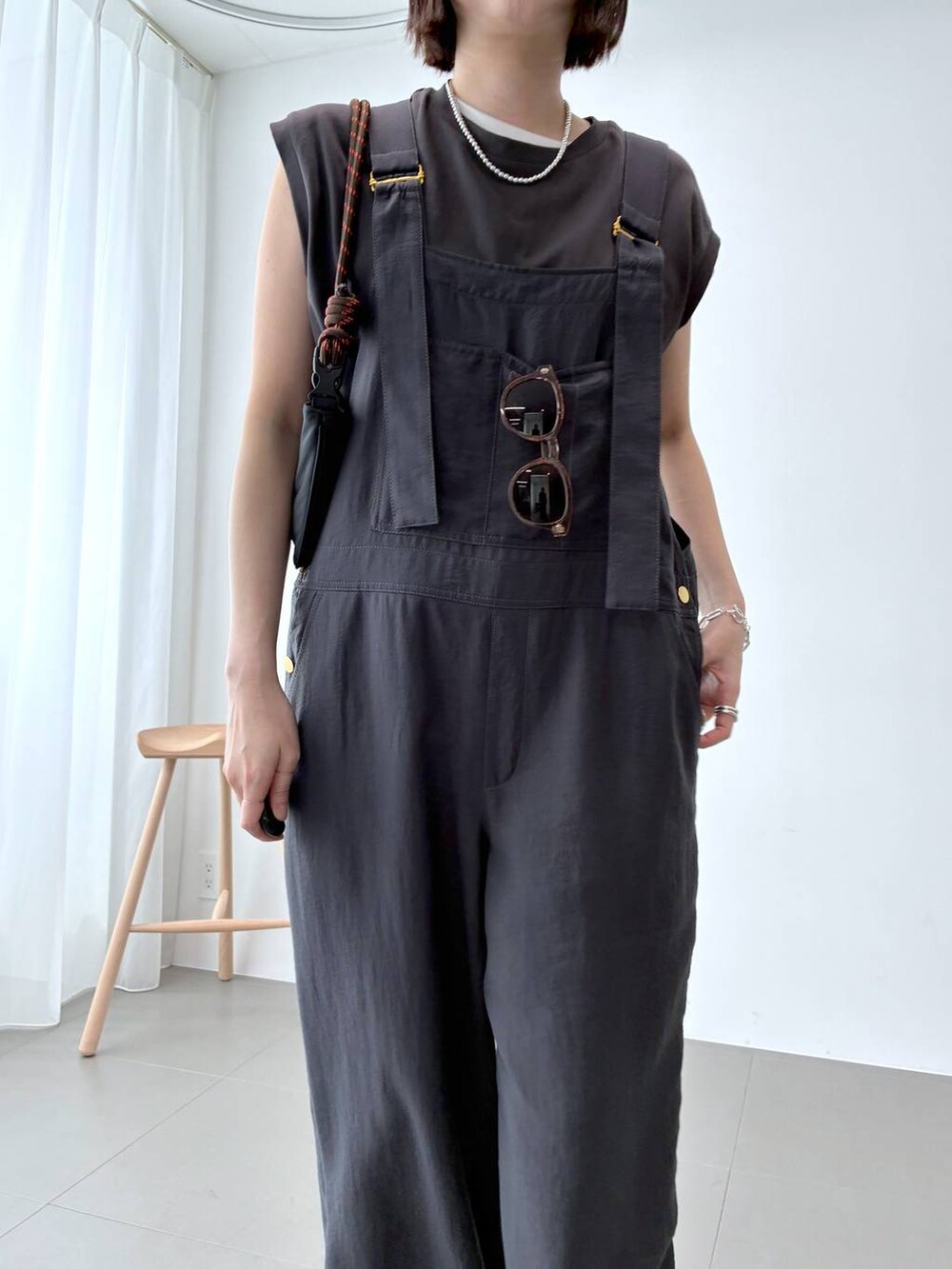 ブラック系のサンダル、グレー系のTシャツ/カットソー、ホワイト系のTシャツ/カットソーを着用したレディースの春コーディネートの5枚目の写真