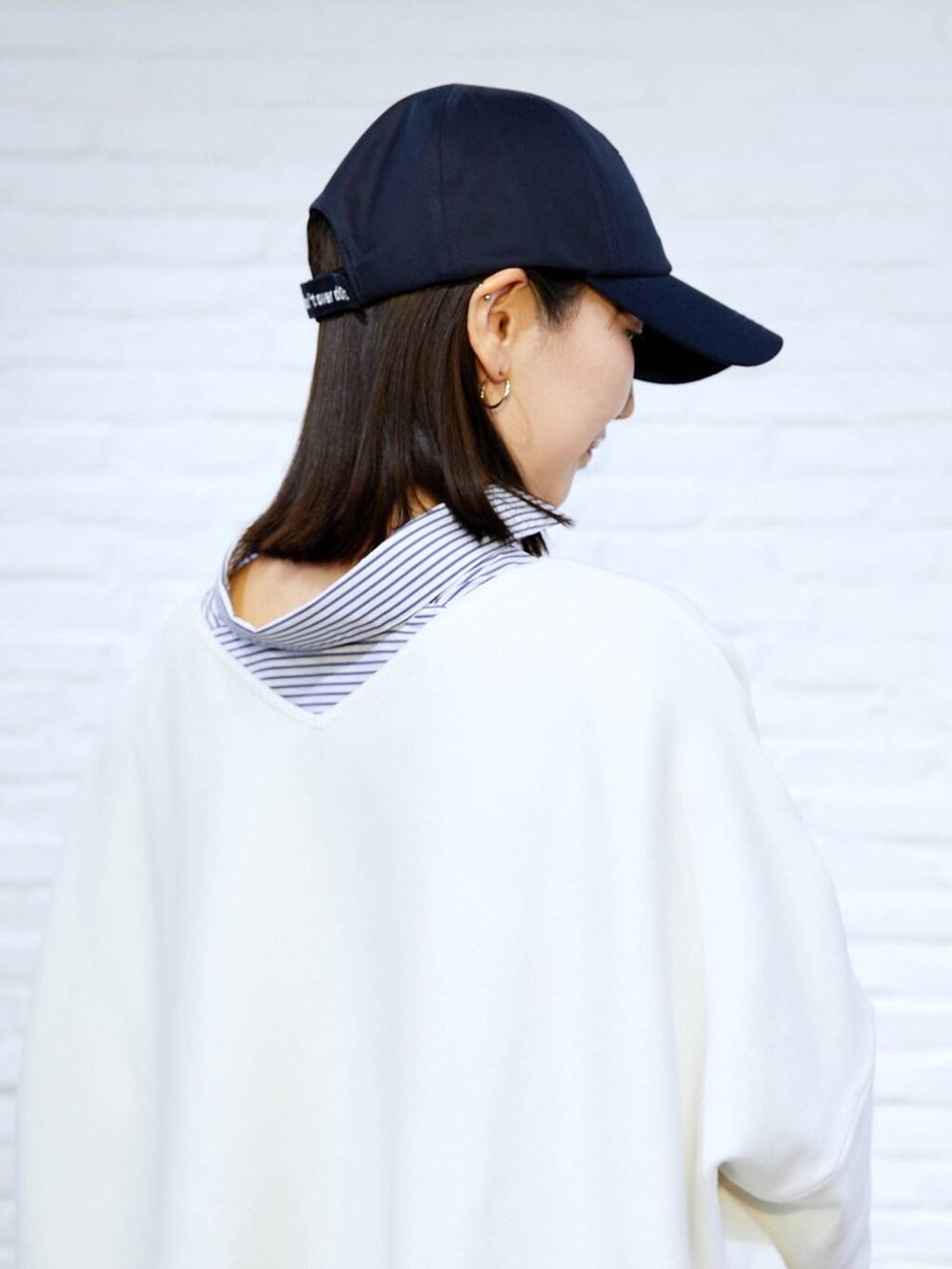 その他のシャツ/ブラウス、ブラック系のその他パンツ、ブラウン系のスニーカーを着用したレディースの冬コーディネートの2枚目の写真