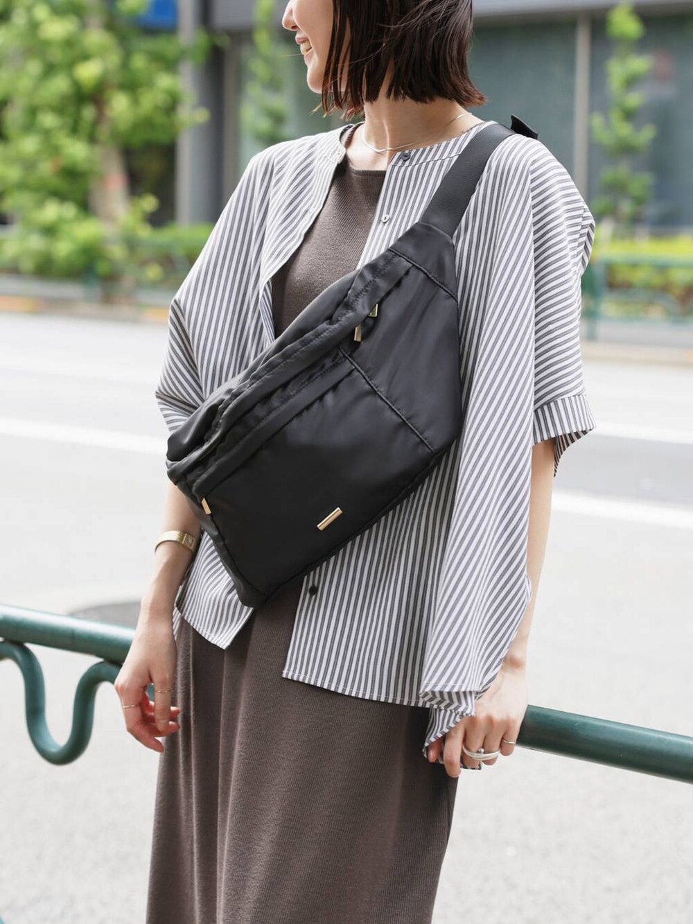 ブラック系のショルダーバッグ、グレー系のシャツ/ブラウス、ブラウン系のワンピースを着用したレディースの夏コーディネートの5枚目の写真