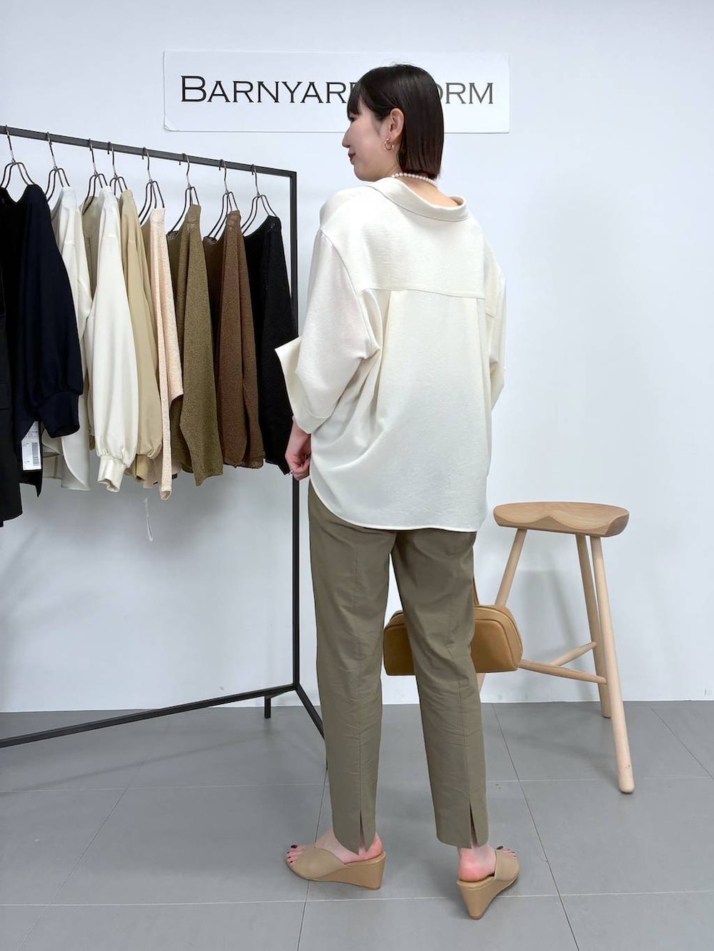 イエロー系のボストンバッグ、グリーン系のその他パンツ、ホワイト系のシャツ/ブラウスを着用したレディースの春コーディネートの4枚目の写真