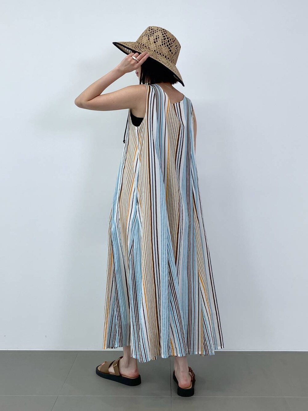 その他のワンピース、ベージュ系のハットを着用したレディースの夏コーディネートの4枚目の写真