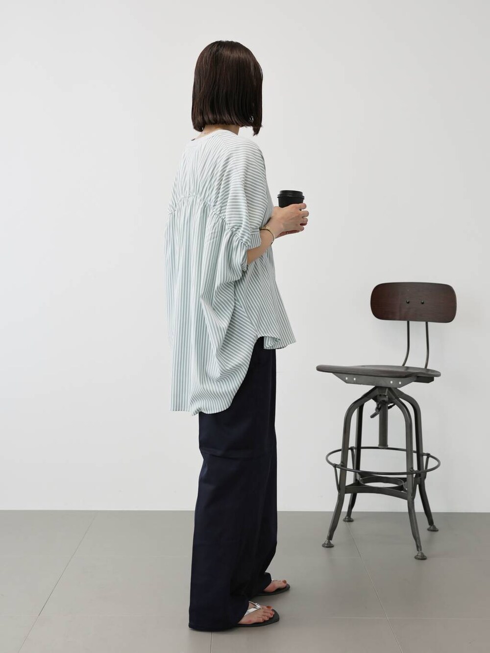 「高見え、ベーシック/シンプル、リラックス、春コーデ、夏コーデ、saloon_BABYLONE、カジュアル、バッグ、カジュアルコーデ、ブラウス」｜「NICOLAS LAINASの【NICOLAS LAINAS】トングサンダル（サンダル、その他）」を使った、HIRASHITA☕️さん（レディース・163cm）の夏コーディネートの6枚目の写真
