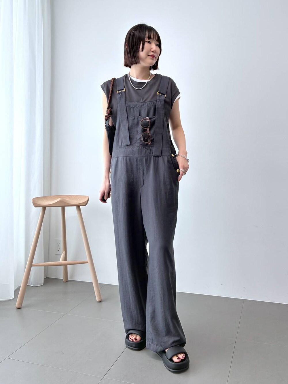 ブラック系のサンダル、グレー系のTシャツ/カットソー、ホワイト系のTシャツ/カットソーを着用したレディースの春コーディネートの2枚目の写真