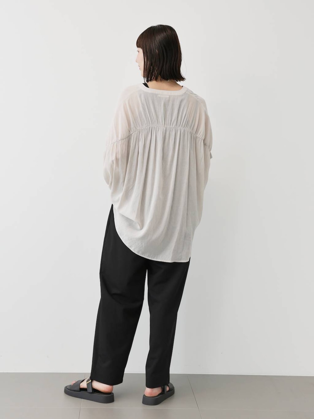 ブラック系のスラックス、ブラック系のタンクトップ、ホワイト系のシャツ/ブラウスを着用したレディースの夏コーディネートの4枚目の写真