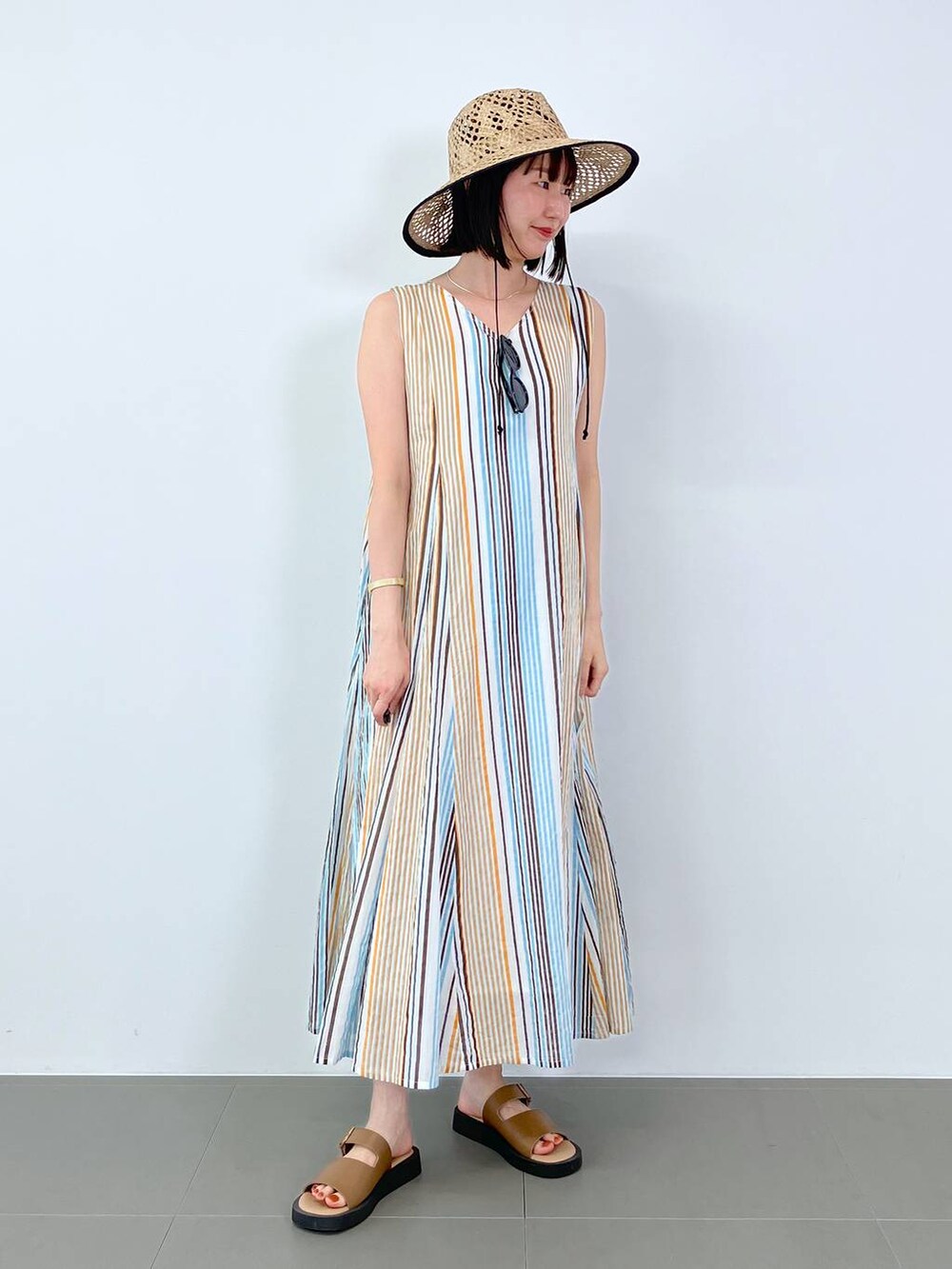 その他のワンピース、ベージュ系のハットを着用したレディースの夏コーディネートの2枚目の写真