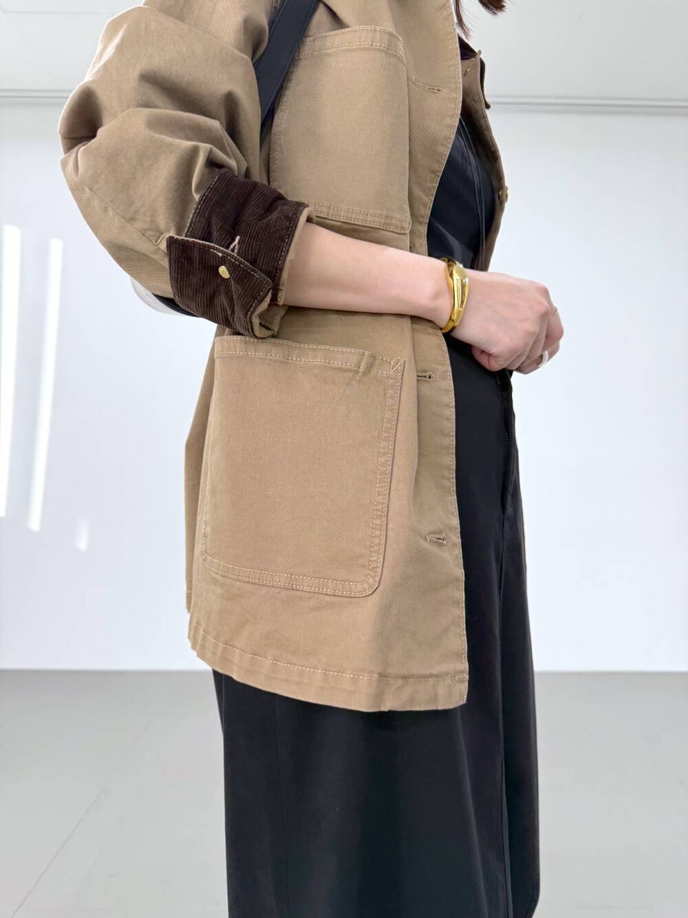 ブラック系のスカート、その他のブーツ、ブラック系のショルダーバッグを着用したレディースの冬コーディネートの4枚目の写真