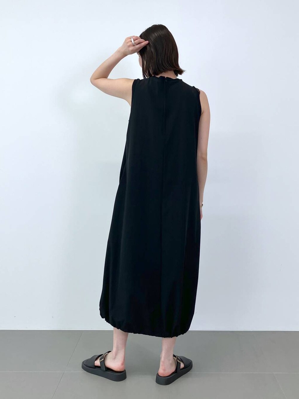 ブラック系のワンピースを着用したレディースの夏コーディネートの3枚目の写真