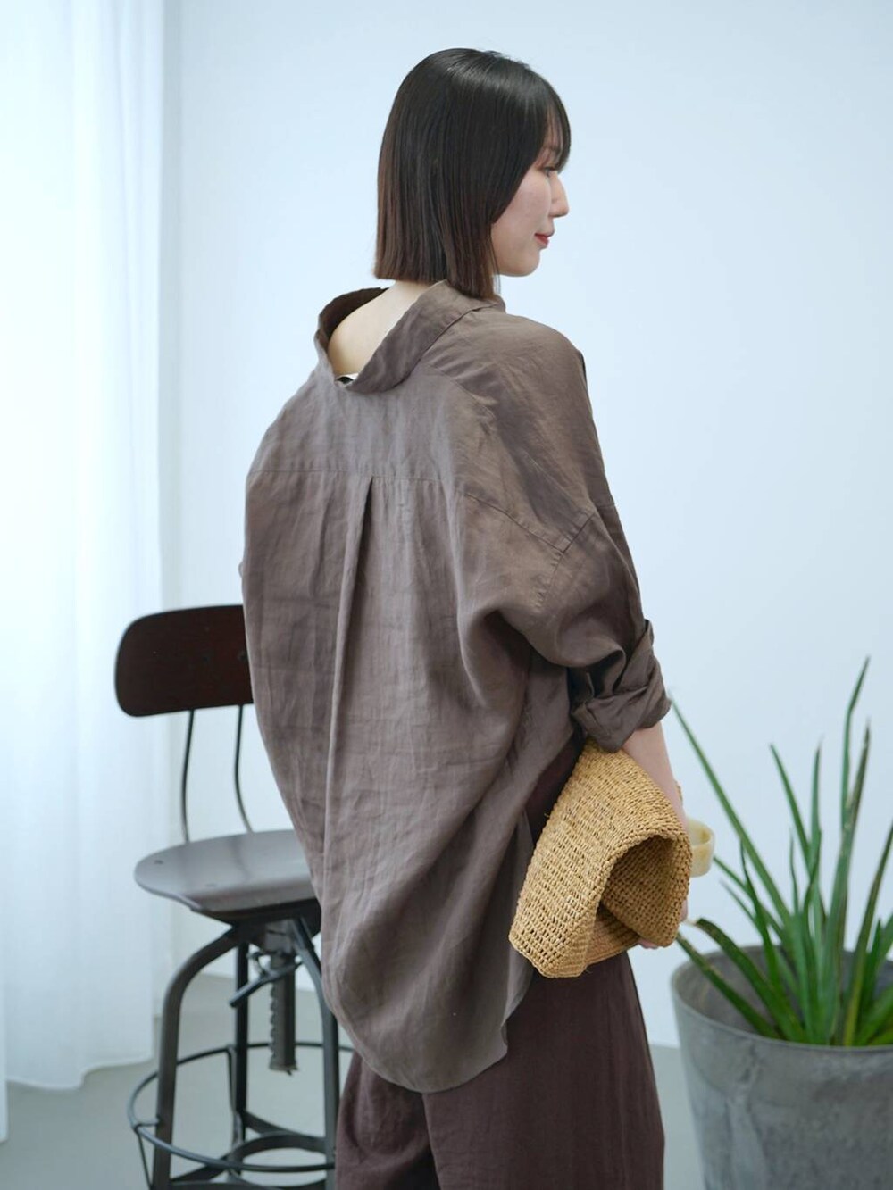 ブラウン系のその他パンツ、その他のメガネ、その他のチョーカーを着用したレディースの春コーディネートの3枚目の写真