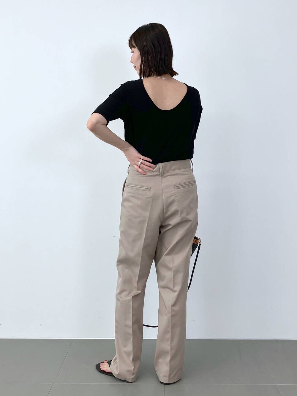 ブラック系のかごバッグ、ブラック系のサンダル、ブラック系のTシャツ/カットソーを着用したレディースの夏コーディネートの4枚目の写真