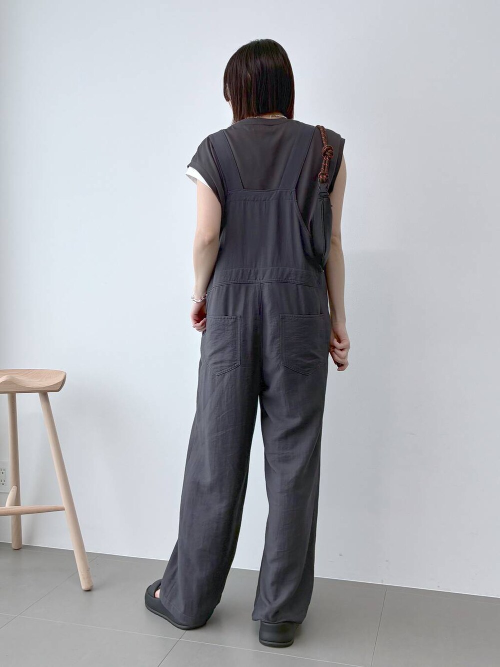 ブラック系のサンダル、グレー系のTシャツ/カットソー、ホワイト系のTシャツ/カットソーを着用したレディースの春コーディネートの4枚目の写真