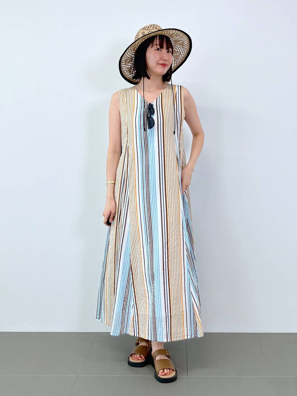 その他のワンピース、ベージュ系のハットを着用したレディースの夏コーディネートの3枚目の写真