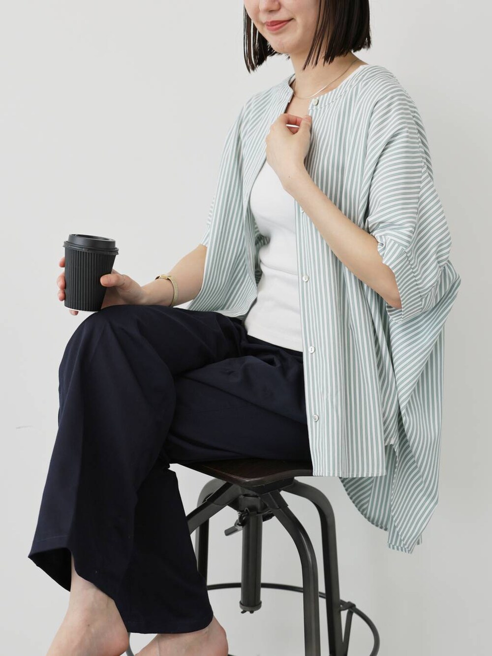 「高見え、ベーシック/シンプル、リラックス、春コーデ、夏コーデ、saloon_BABYLONE、カジュアル、バッグ、カジュアルコーデ、ブラウス」｜「NICOLAS LAINASの【NICOLAS LAINAS】トングサンダル（サンダル、その他）」を使った、HIRASHITA☕️さん（レディース・163cm）の夏コーディネートの2枚目の写真