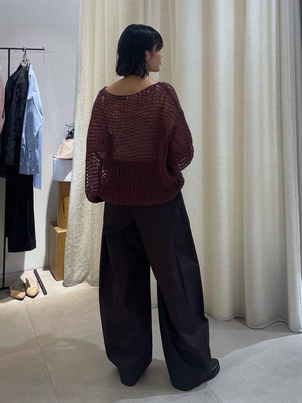 ブラウン系のその他パンツ、グレー系のキャミソール、ブラウン系のニット/セーターを着用したレディースの夏コーディネートの4枚目の写真