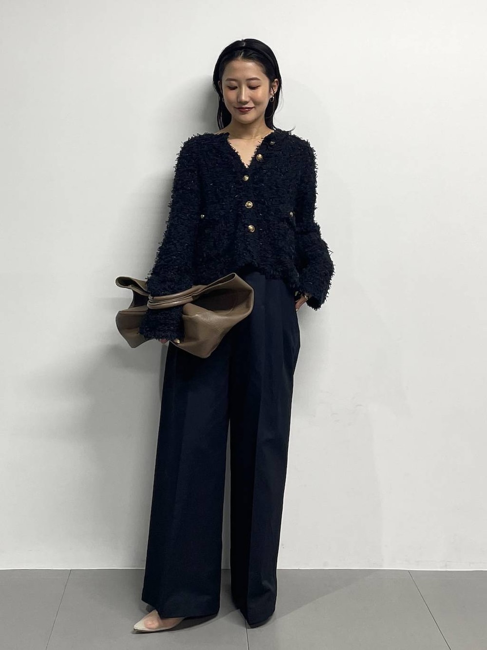 ベージュ系のパンプス、ブラック系のノーカラージャケット、ブラック系のチノパンツを着用したレディースの冬コーディネートの2枚目の写真