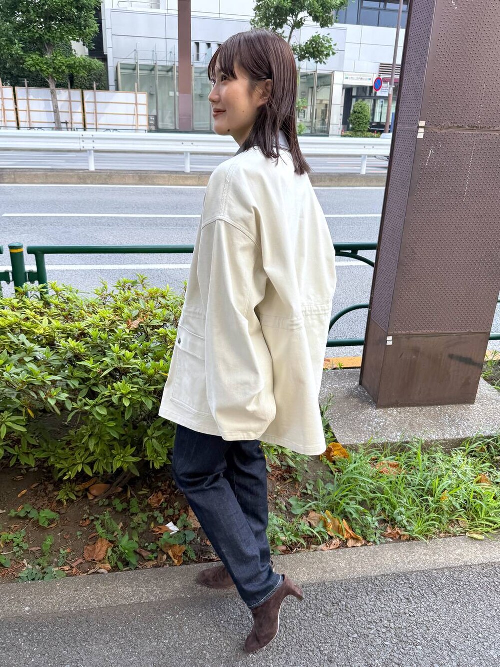 ホワイト系のブルゾン、ベージュ系のニット/セーターを着用したレディースの夏コーディネートの4枚目の写真