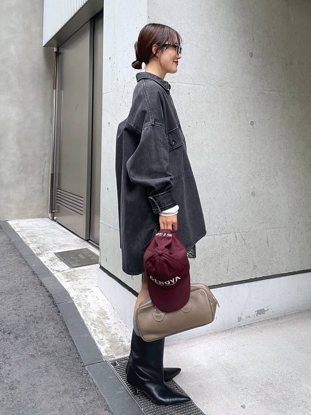 ホワイト系のカーディガン/ボレロ、ベージュ系のハンドバッグ、ブラック系のブーツを着用したレディースの秋コーディネートの4枚目の写真