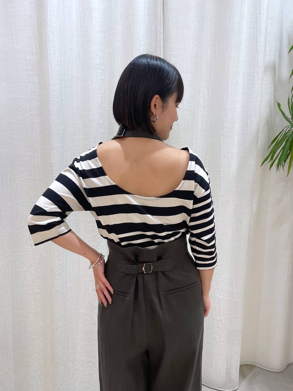 グレー系のその他パンツ、ブラック系のサンダル、その他のTシャツ/カットソーを着用したレディースの夏コーディネートの4枚目の写真