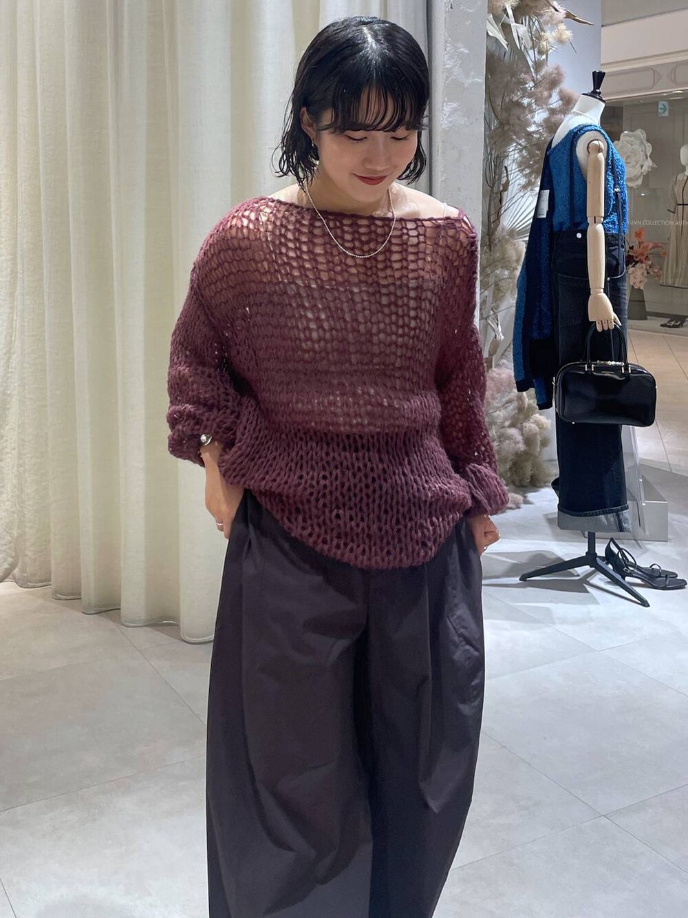 ブラウン系のその他パンツ、グレー系のキャミソール、ブラウン系のニット/セーターを着用したレディースの夏コーディネートの6枚目の写真