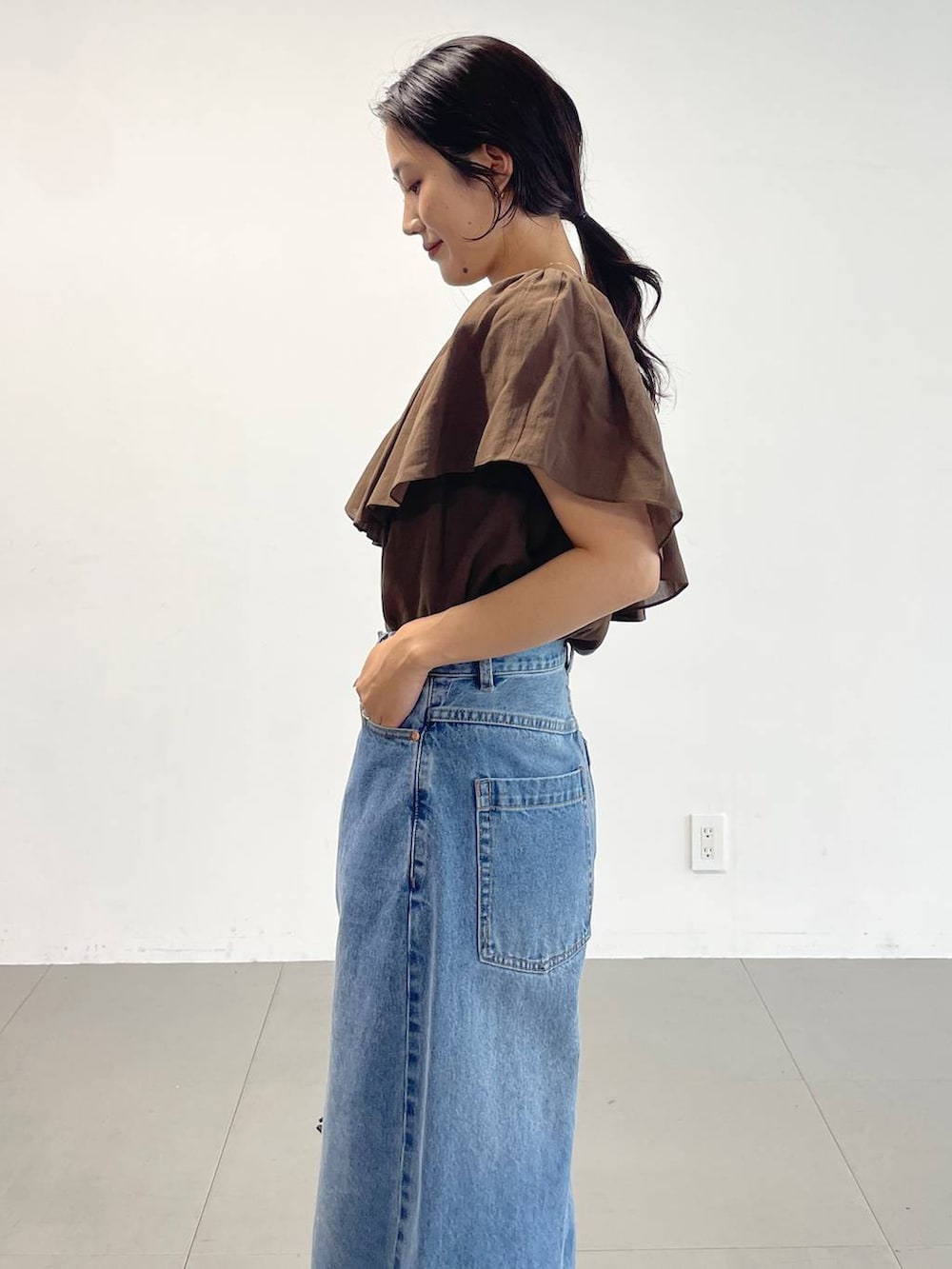 ブラウン系のシャツ/ブラウス、ブルー系のデニムパンツ、ブラウン系のサンダルを着用したレディースの夏コーディネートの7枚目の写真