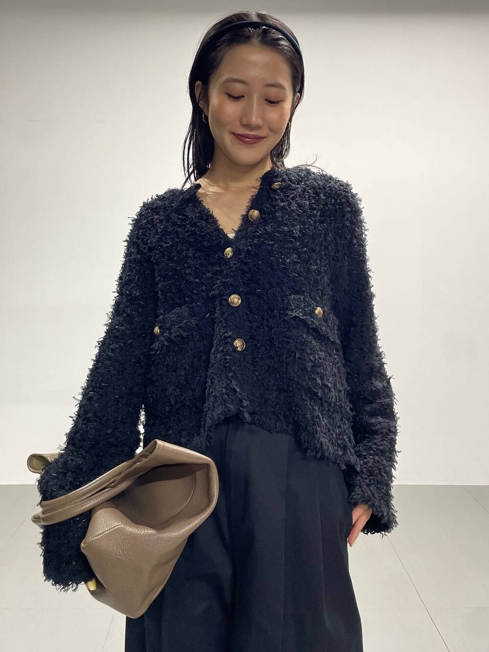 ベージュ系のパンプス、ブラック系のノーカラージャケット、ブラック系のチノパンツを着用したレディースの冬コーディネートの6枚目の写真