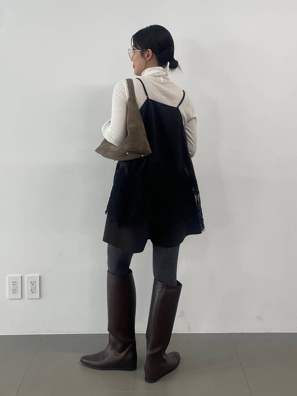 ブラック系のその他パンツ、ブラック系のキャミソール、ベージュ系のハンドバッグを着用したレディースの秋コーディネートの4枚目の写真