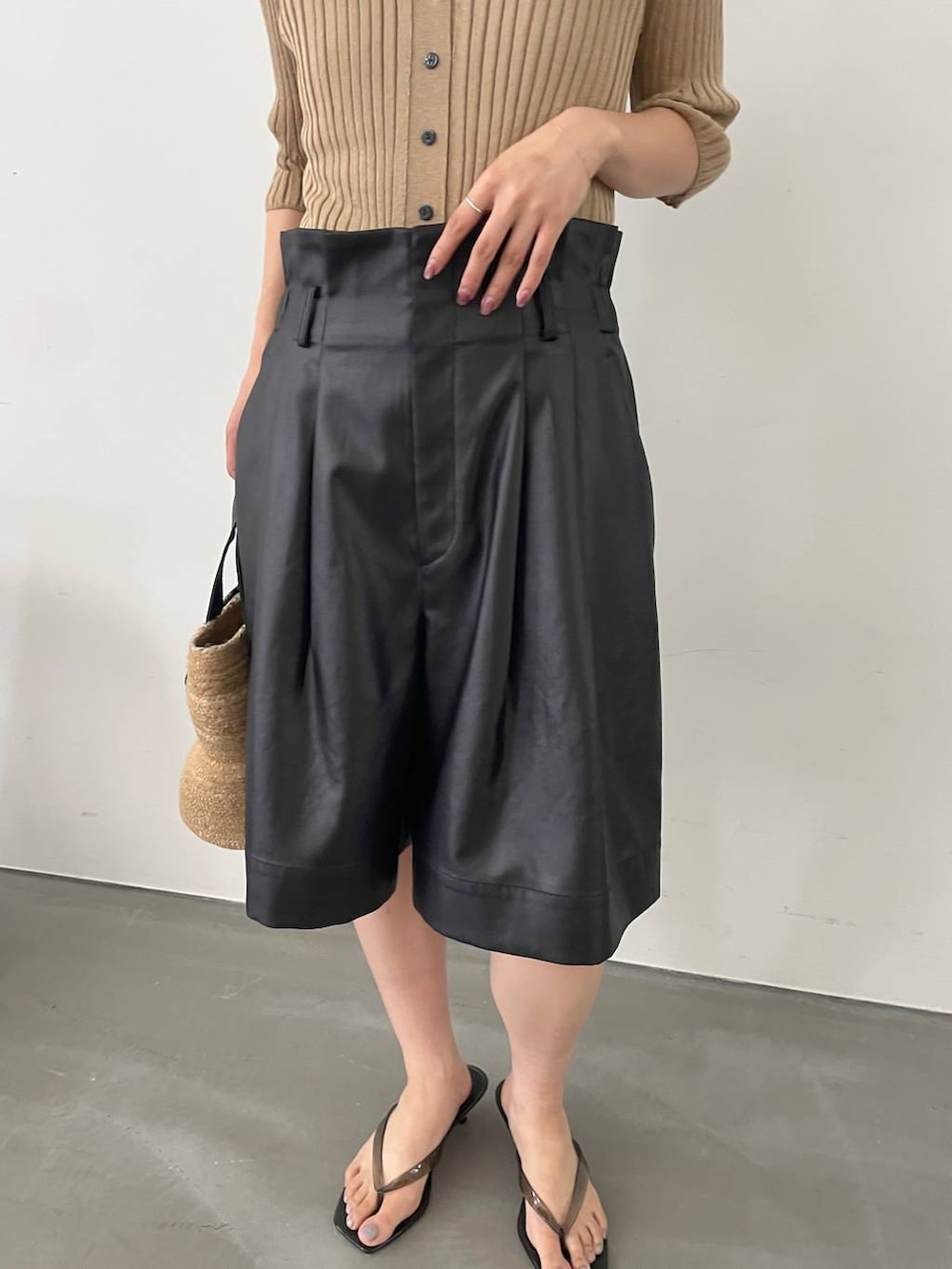 ブラック系のその他パンツ、ベージュ系のカーディガン/ボレロ、ベージュ系のかごバッグを着用したレディースの夏コーディネートの5枚目の写真