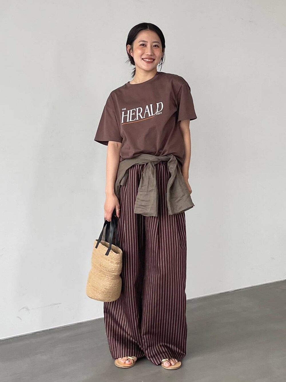 ブラウン系のその他パンツ、ブラウン系のサンダル、グリーン系のテーラードジャケットを着用したレディースの夏コーディネートの2枚目の写真