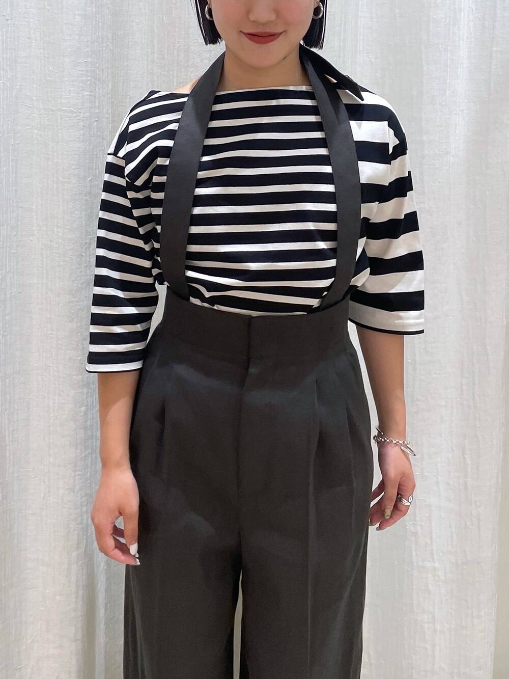 グレー系のその他パンツ、ブラック系のサンダル、その他のTシャツ/カットソーを着用したレディースの夏コーディネートの5枚目の写真